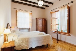 5 bedrooms, iron/ironing board, free WiFi, bed sheets