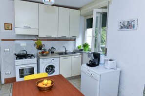 Een koelkast, een magnetron, een oven, een kookplaat