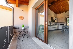 Outdoor dining - Apartment 'Matilde' with Mountain View, Wi-Fi and Air Conditioning (Villa San Pietro)