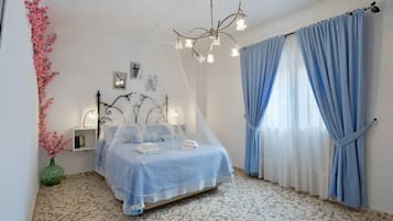 3 habitaciones, tabla de planchar con plancha y ropa de cama