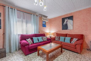 TV - Holiday Home 'Como En Casa Jerez' with Private Terrace, Private Garden and Air Conditioning (Jerez de la Frontera)