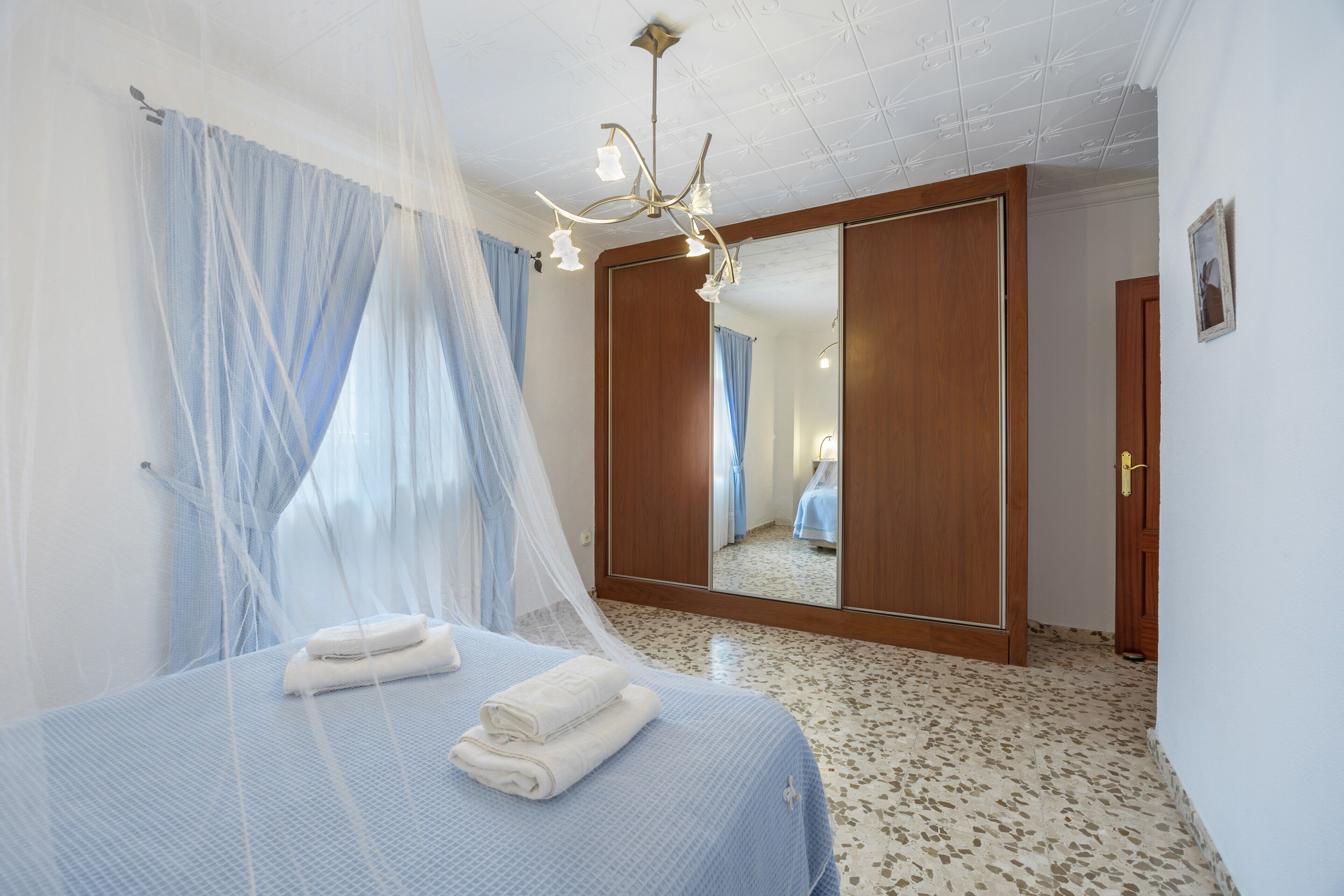 3 slaapkamers, een strijkplank/strijkijzer, beddengoed