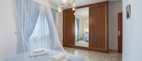 3 bedrooms, iron/ironing board, bed sheets