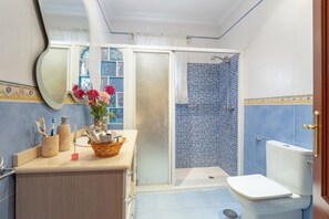 Dusch, hårtork och handdukar