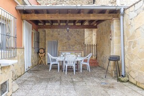 Outdoor dining - Holiday Home 'Como En Casa Jerez' with Private Terrace, Private Garden and Air Conditioning (Jerez de la Frontera)