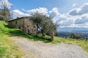 Property grounds - Holiday Home 'Serena a Capannori' with Private Terrace, Private Garden and Wi-Fi (Petrognano)