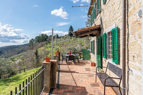Outdoor dining. Casa Serena in Capannori with Private Terrace, Garden, and Wi-Fi