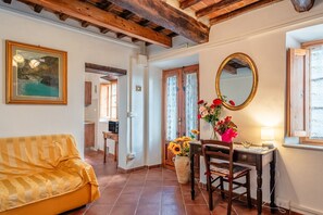 TV - Holiday Home 'Serena a Capannori' with Private Terrace, Private Garden and Wi-Fi (Petrognano)