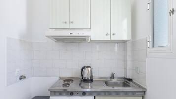 Fridge, stovetop, coffee/tea maker, electric kettle