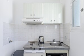 Fridge, stovetop, coffee/tea maker, electric kettle