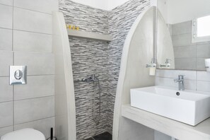 Shower, hair dryer, towels - Apartment '6 Studio' with Sea View, Wi-Fi and Air Conditioning (Ios Chora)