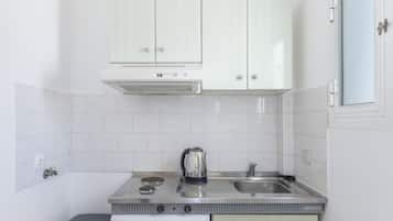 Fridge, stovetop, coffee/tea maker, electric kettle