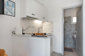 Fridge, stovetop, coffee/tea maker, electric kettle