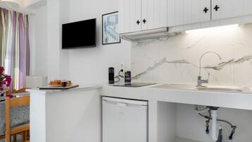 Refrigerador, parrilla de estufa, cafetera y tetera y tetera eléctrica