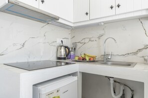 Fridge, stovetop, coffee/tea maker, electric kettle