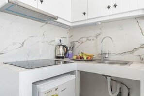 Jääkaappi, liesi, kahvin-/teenkeitin, vedenkeitin