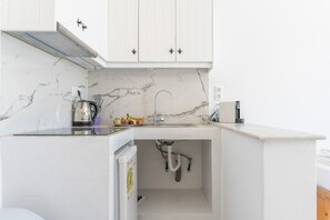 Kühlschrank, Herdplatte, Wasserkocher mit Kaffee-/Teezubehör