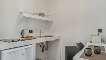 Réfrigérateur, plaque de cuisson, cafetière/bouilloire