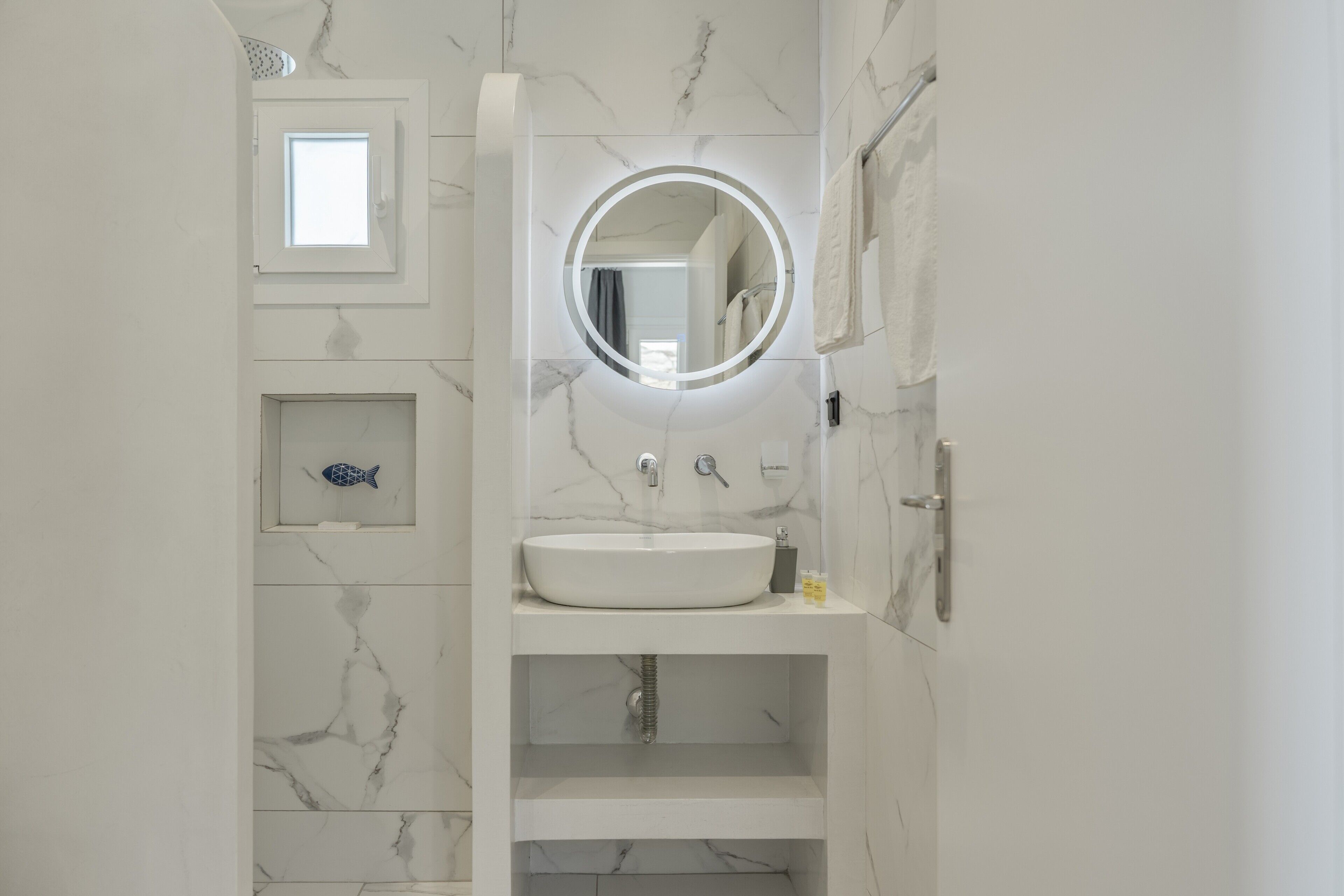 Een douche, een haardroger, handdoeken