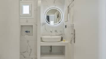 Een douche, een haardroger, handdoeken