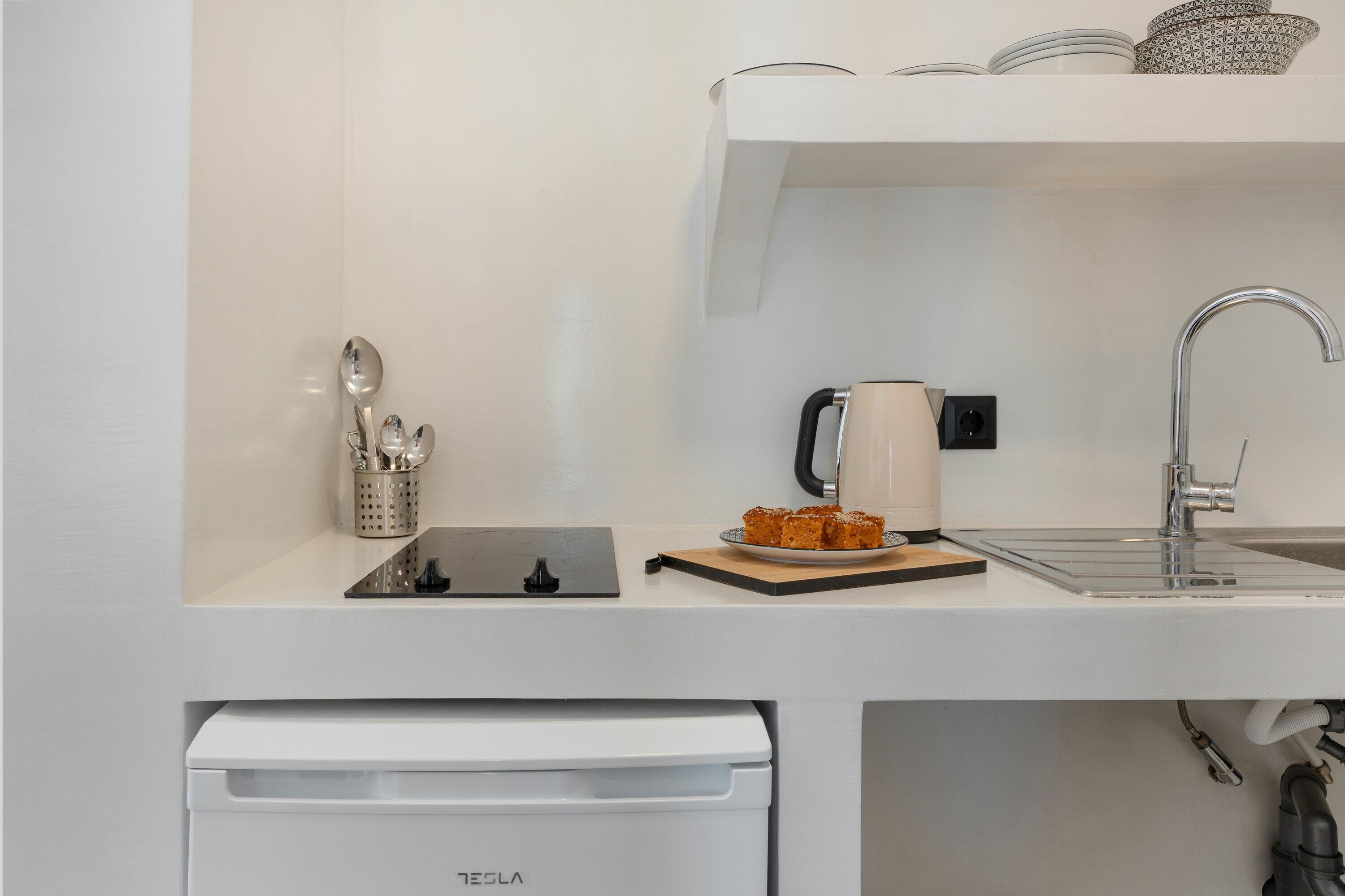 Réfrigérateur, plaque de cuisson, cafetière/bouilloire