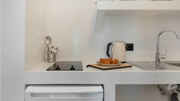 Réfrigérateur, plaque de cuisson, cafetiÚre/bouilloire