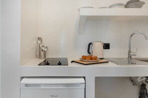 Jääkaappi, liesi, kahvin-/teenkeitin, vedenkeitin