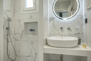 Shower, hair dryer, towels - Studio '1 Superior' with Sea View, Wi-Fi and Air Conditioning (Ios Chora)