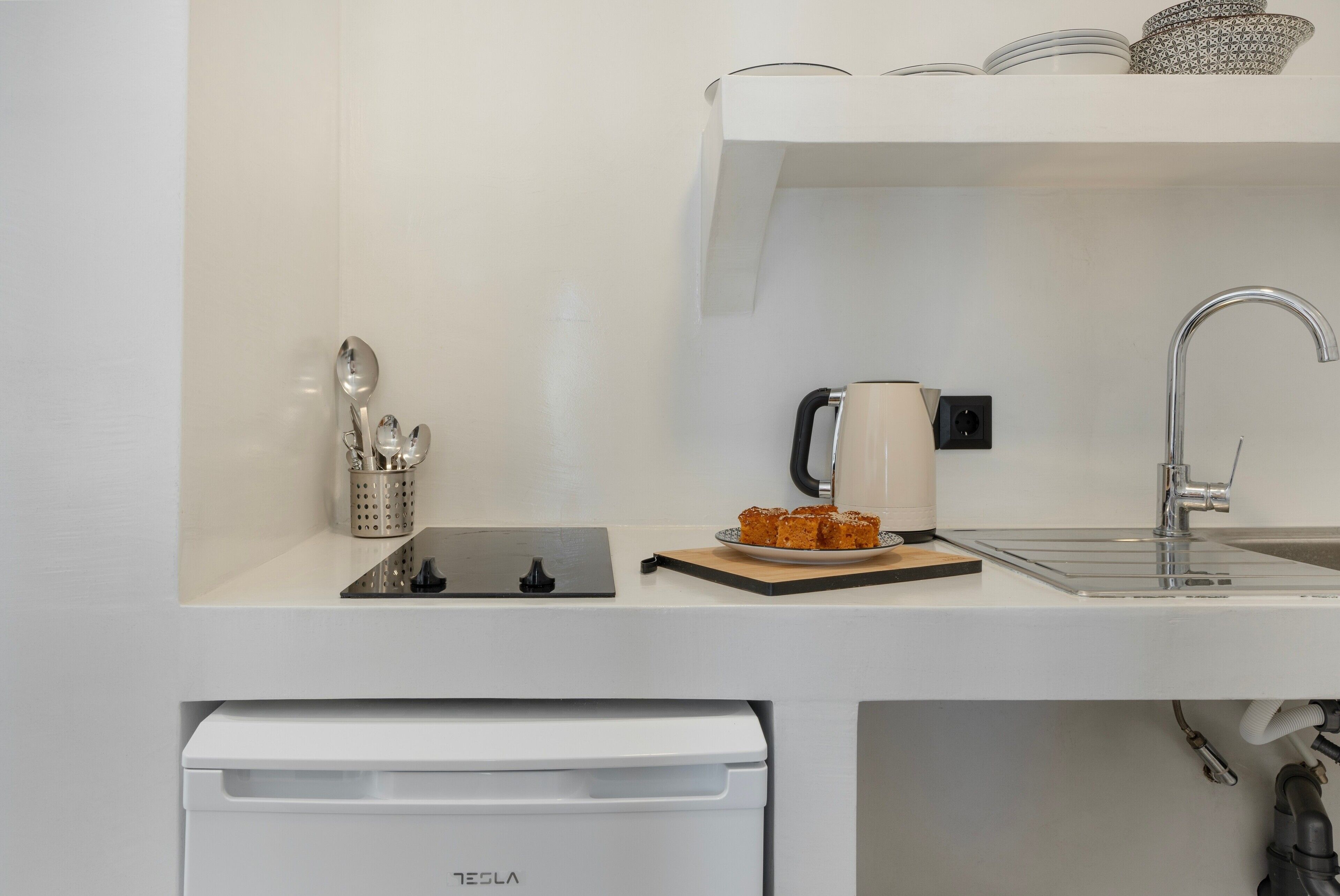 Réfrigérateur, plaque de cuisson, cafetière/bouilloire