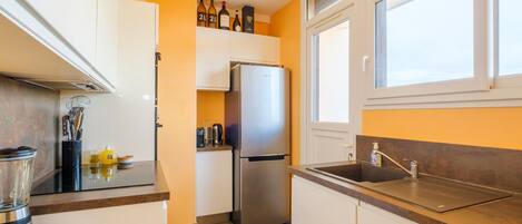 Een koelkast, een microgolfoven, een oven, een kookplaat