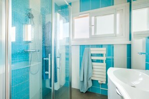 Een douche, handdoeken