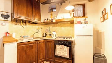 Jääkaappi, uuni, kahvin-/teenkeitin, vedenkeitin