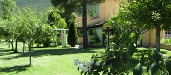 Villa 'La Myreclose' met uitzicht op de bergen, privéterras en Wi-Fi