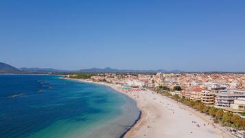 Una spiaggia nelle vicinanze