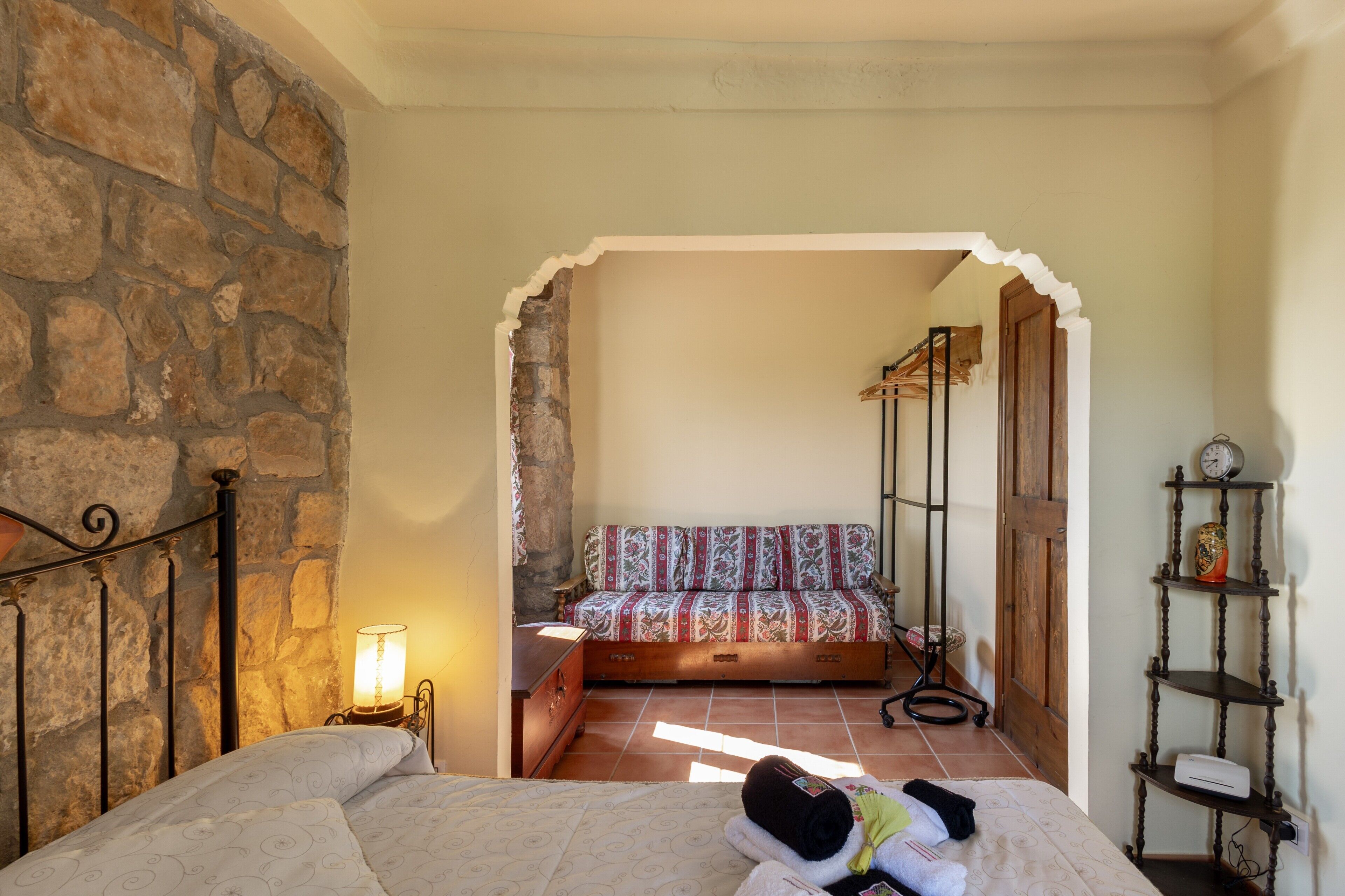 4 habitaciones, tabla de planchar con plancha y ropa de cama 