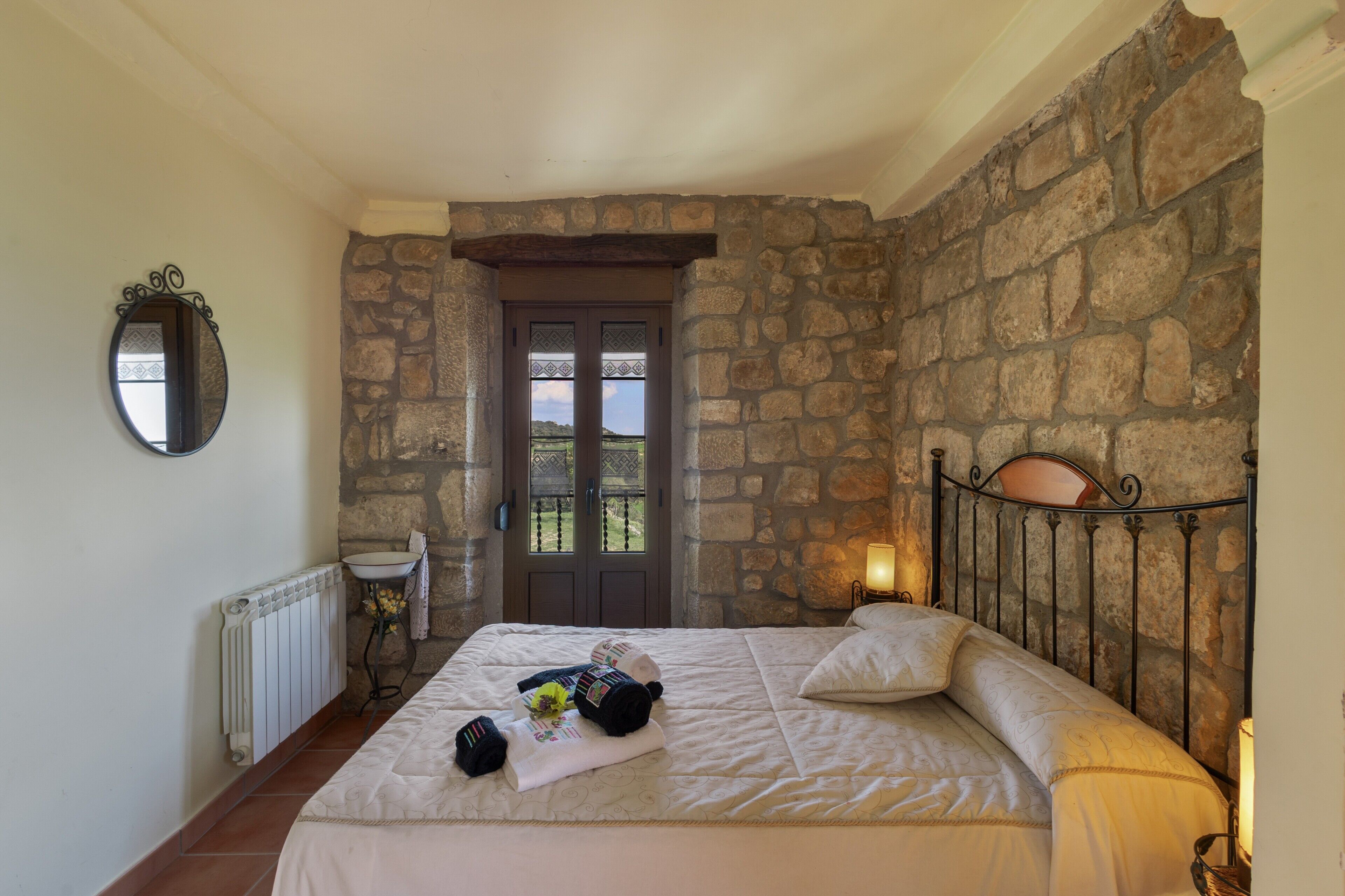 4 bedrooms, iron/ironing board, bed sheets