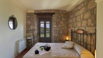 4 bedrooms, iron/ironing board, bed sheets