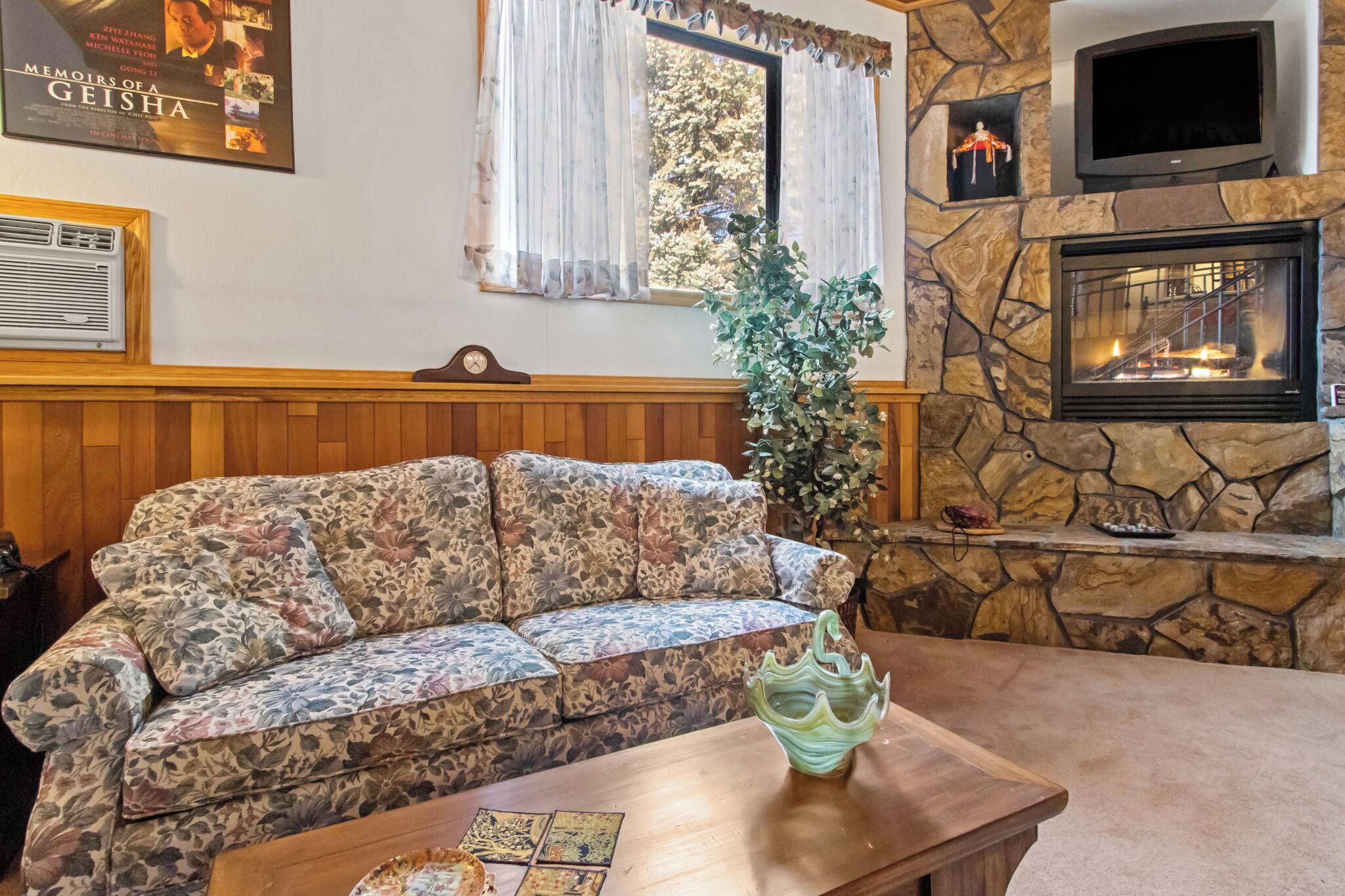 Smart-TV, Kamin, Stereoanlage