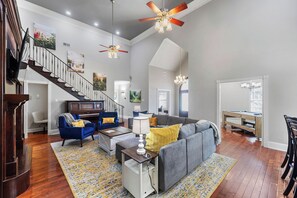 Älytelevisio, pöytätennispöytä, kirjoja, työhuone