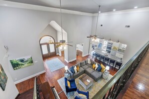 Älytelevisio, pöytätennispöytä, kirjoja, työhuone