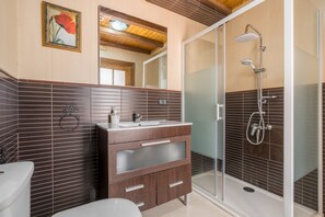 Shower, hair dryer, towels - Holiday Apartment 'Planta Baja' (Íllora)