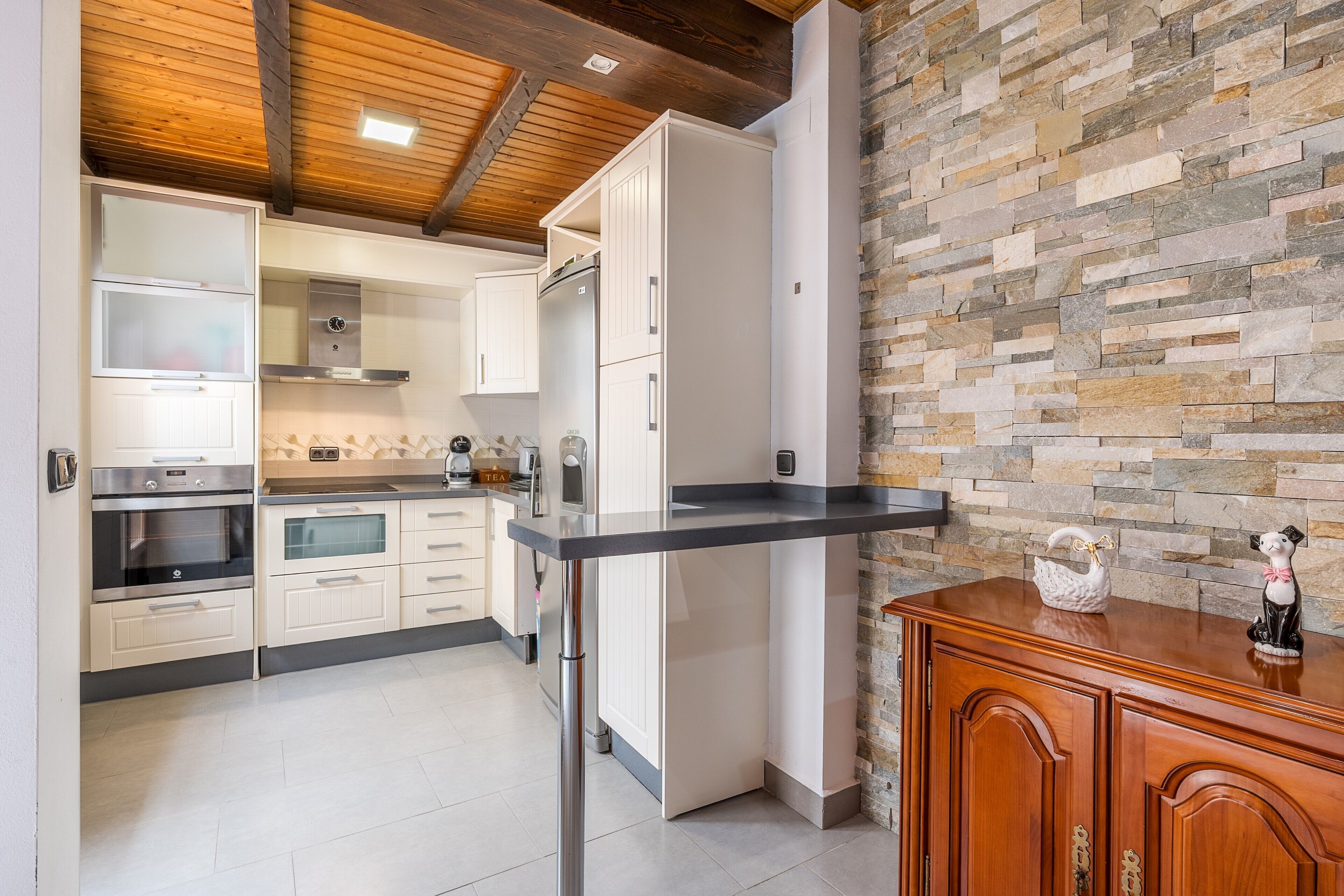 Réfrigérateur, four, plaque de cuisson