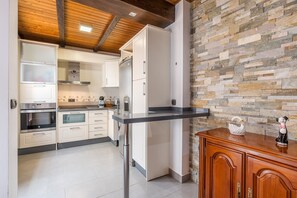 Refrigerador, horno, placa de cocina, utensilios de cocina