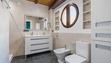 Douche, sĂšche-cheveux, serviettes fournies