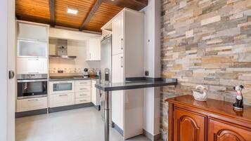 Fridge, oven, stovetop, cookware/dishes/utensils