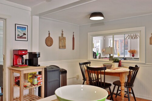 Chittenden Farmhouse: Historic 4BR/2BA, 20 Min to Killington, 7 Min to Mountaintop Resort