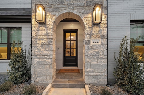 Charming new home in downtown New Braunfels, close to shops, dining & more!