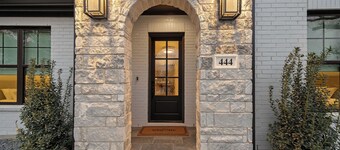 Charming new home in downtown New Braunfels, close to shops, dining & more!