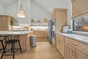 Kühlschrank, Mikrowelle, Ofen, Herdplatte