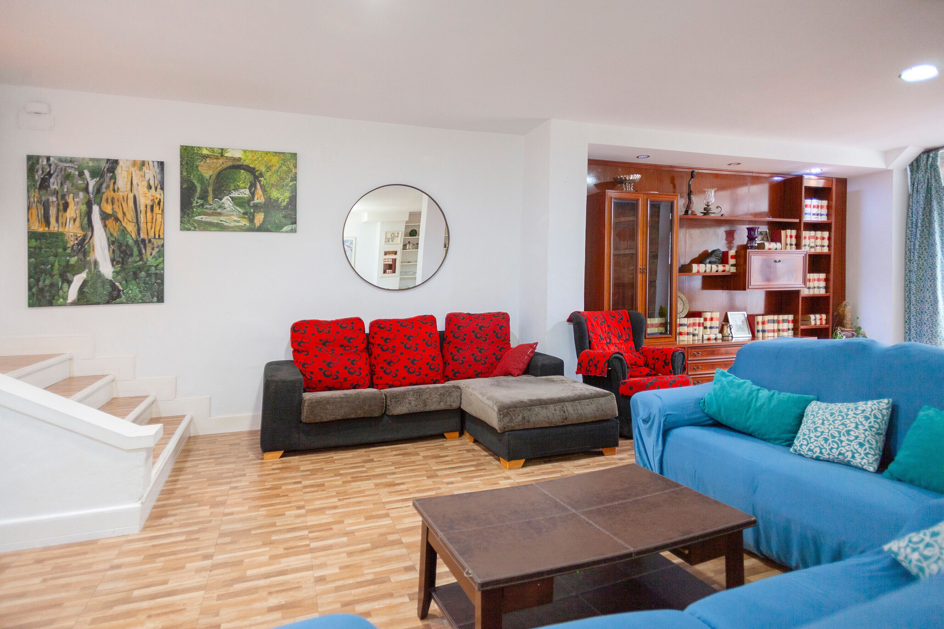 Een televisie en een open haard